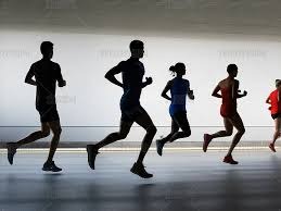 国米球迷比赛中高歌嘲讽米兰：卡尔迪纳莱别卖米兰，留下来